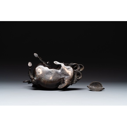 148 - A fine Chinese bronze 'qilin' censer and cover, MingL.: 25 cm - H.: 17,5 cm 
 Weight: 2330 grams
 Pr... 