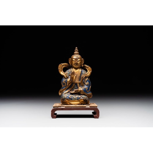 153 - A Chinese gilt and champleve enamelled bronze Bodhisattva on a carved stone stand, QingH.: 10,2 cm (... 