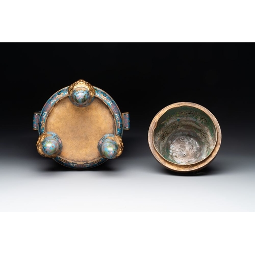 157 - A pair of Chinese cloisonne censers with covers and stands, 19/20th C.H.: 64,5 cm (incl. stand)H.: 5... 