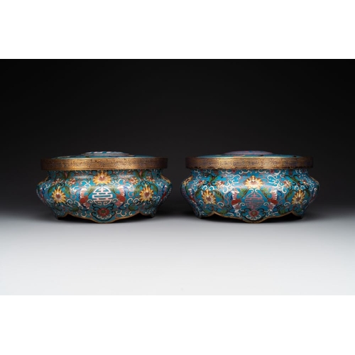 157 - A pair of Chinese cloisonne censers with covers and stands, 19/20th C.H.: 64,5 cm (incl. stand)H.: 5... 