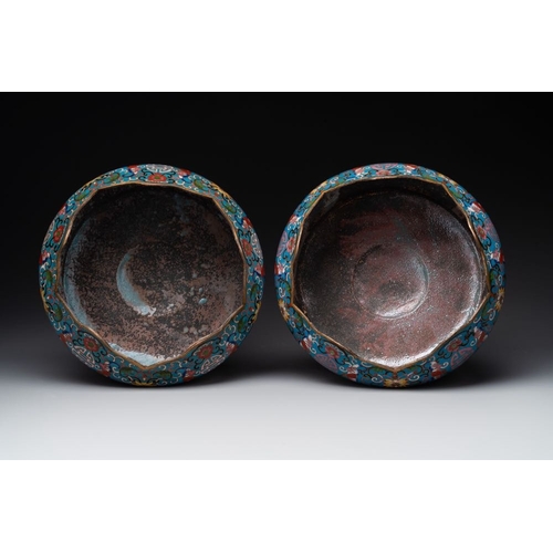 157 - A pair of Chinese cloisonne censers with covers and stands, 19/20th C.H.: 64,5 cm (incl. stand)H.: 5... 