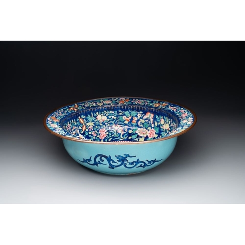 160 - A large Chinese Canton enamel basin with figures in a landscape, JiaqingDia.: 42,5 cm - H.: 13 cm Th... 