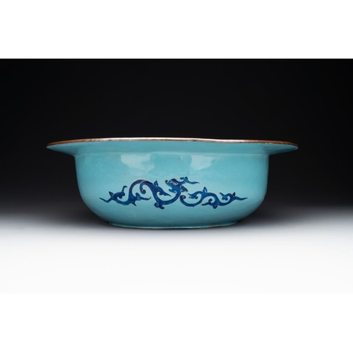 160 - A large Chinese Canton enamel basin with figures in a landscape, JiaqingDia.: 42,5 cm - H.: 13 cm Th... 