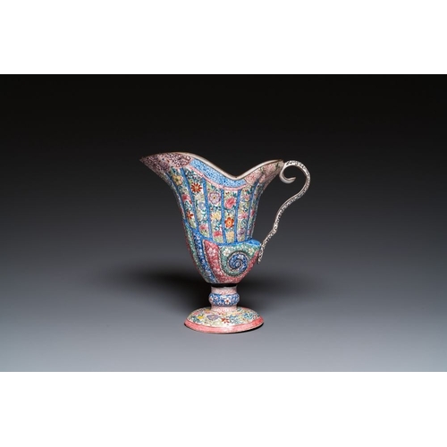 165 - A Chinese Canton enamel helm-shaped ewer with shell-shaped basin, Yongzheng/QianlongDim.: 37 x 31,5 ... 