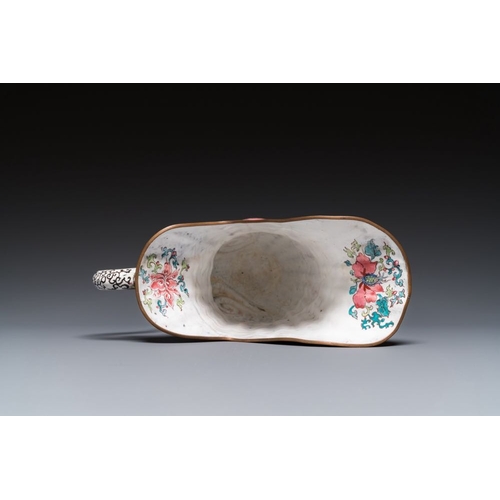 165 - A Chinese Canton enamel helm-shaped ewer with shell-shaped basin, Yongzheng/QianlongDim.: 37 x 31,5 ... 