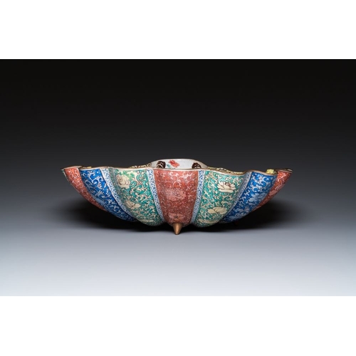 165 - A Chinese Canton enamel helm-shaped ewer with shell-shaped basin, Yongzheng/QianlongDim.: 37 x 31,5 ... 