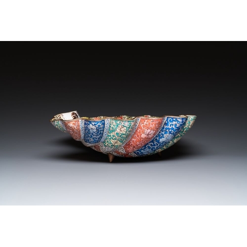 165 - A Chinese Canton enamel helm-shaped ewer with shell-shaped basin, Yongzheng/QianlongDim.: 37 x 31,5 ... 