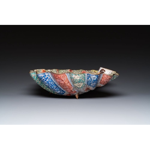 165 - A Chinese Canton enamel helm-shaped ewer with shell-shaped basin, Yongzheng/QianlongDim.: 37 x 31,5 ... 