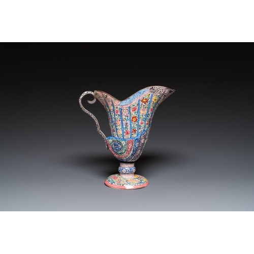 165 - A Chinese Canton enamel helm-shaped ewer with shell-shaped basin, Yongzheng/QianlongDim.: 37 x 31,5 ... 