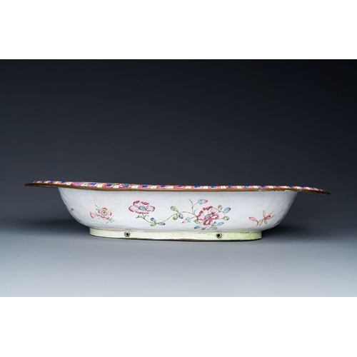 170 - A large Chinese Canton enamel basin with garlands decorated with male heads, QianlongDim.: 43 x 7 cm... 