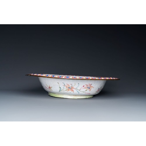 170 - A large Chinese Canton enamel basin with garlands decorated with male heads, QianlongDim.: 43 x 7 cm... 