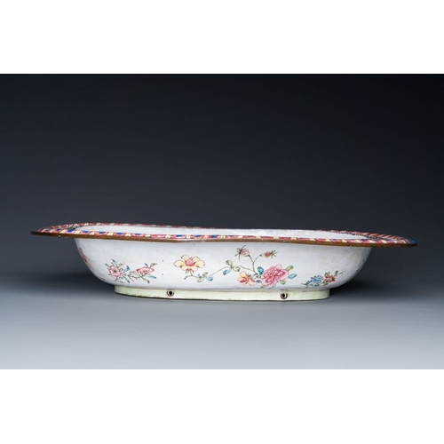 170 - A large Chinese Canton enamel basin with garlands decorated with male heads, QianlongDim.: 43 x 7 cm... 