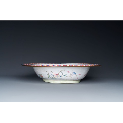 170 - A large Chinese Canton enamel basin with garlands decorated with male heads, QianlongDim.: 43 x 7 cm... 