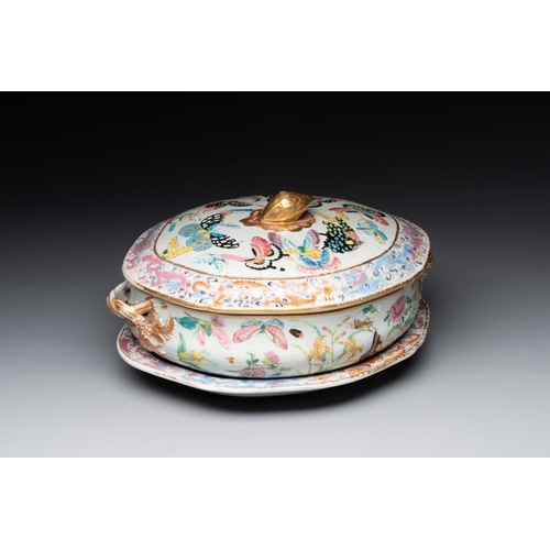 182 - A rare Chinese Canton famille rose '100 butterflies' tureen and cover on stand, 19th C.L.: 31,3 cm -... 