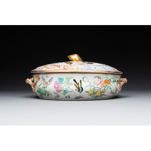 182 - A rare Chinese Canton famille rose '100 butterflies' tureen and cover on stand, 19th C.L.: 31,3 cm -... 