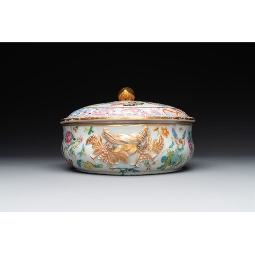 182 - A rare Chinese Canton famille rose '100 butterflies' tureen and cover on stand, 19th C.L.: 31,3 cm -... 