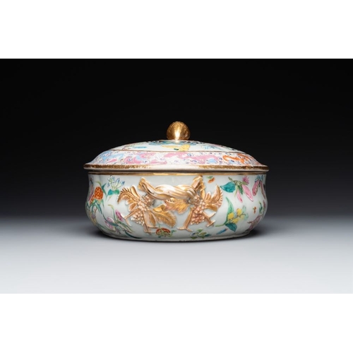 182 - A rare Chinese Canton famille rose '100 butterflies' tureen and cover on stand, 19th C.L.: 31,3 cm -... 