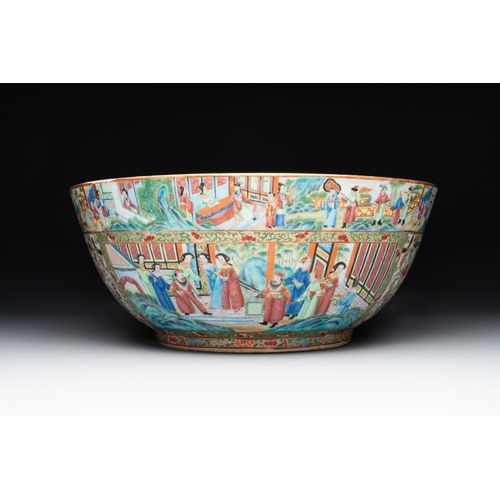 185 - A large Chinese Canton famille rose bowl with a bronze stand, 19th C.H.: 27 cm (incl. stand)Dia.: 40... 