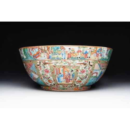 185 - A large Chinese Canton famille rose bowl with a bronze stand, 19th C.H.: 27 cm (incl. stand)Dia.: 40... 