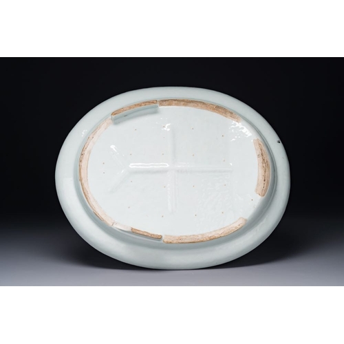 190 - Two Chinese Canton famille rose dishes and a tazza, 19th C.Dim.: 44 x 35,3 cm (the largest dish)Dim.... 