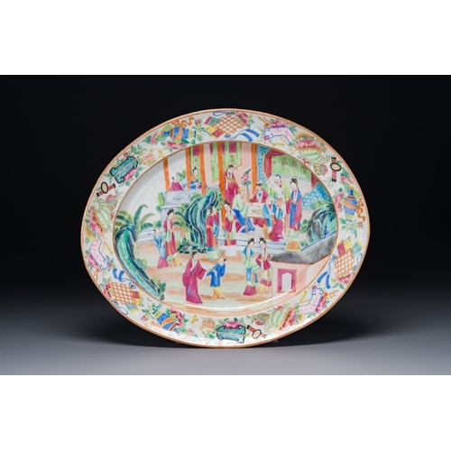 190 - Two Chinese Canton famille rose dishes and a tazza, 19th C.Dim.: 44 x 35,3 cm (the largest dish)Dim.... 