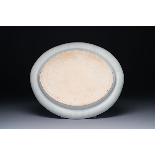 190 - Two Chinese Canton famille rose dishes and a tazza, 19th C.Dim.: 44 x 35,3 cm (the largest dish)Dim.... 