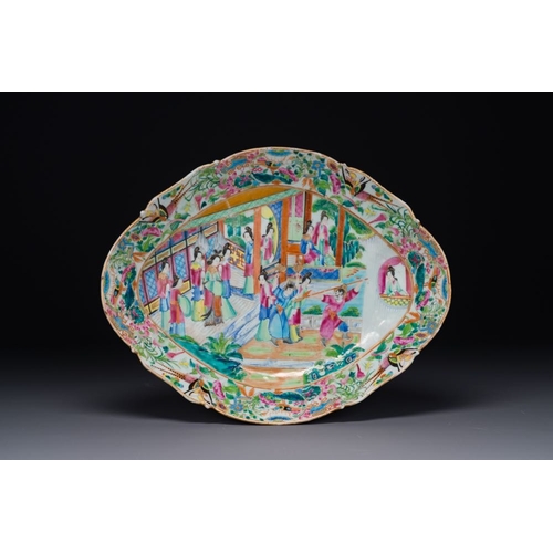 190 - Two Chinese Canton famille rose dishes and a tazza, 19th C.Dim.: 44 x 35,3 cm (the largest dish)Dim.... 