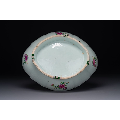 190 - Two Chinese Canton famille rose dishes and a tazza, 19th C.Dim.: 44 x 35,3 cm (the largest dish)Dim.... 