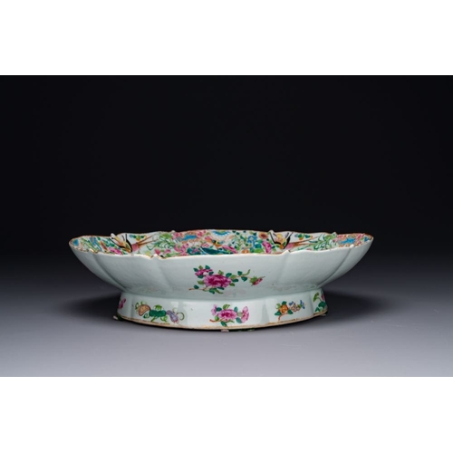 190 - Two Chinese Canton famille rose dishes and a tazza, 19th C.Dim.: 44 x 35,3 cm (the largest dish)Dim.... 