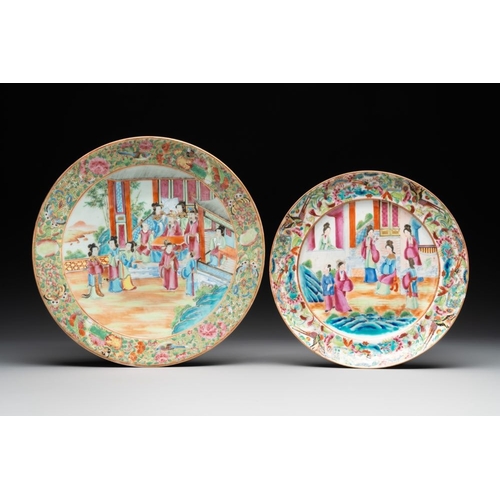 192 - Two Chinese Canton famille rose plates and a ewer, 18/19th C.Dia.: 29,5 cm (the largest plate)Dia.: ... 