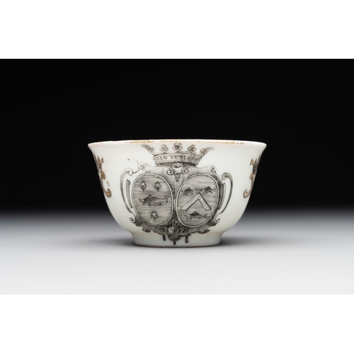 219 - A Chinese gilt-decorated grisaille armorial cup and saucer, QianlongDia.: 7,1 cm - H.: 4,1 cm (the c... 