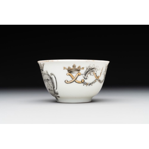 219 - A Chinese gilt-decorated grisaille armorial cup and saucer, QianlongDia.: 7,1 cm - H.: 4,1 cm (the c... 