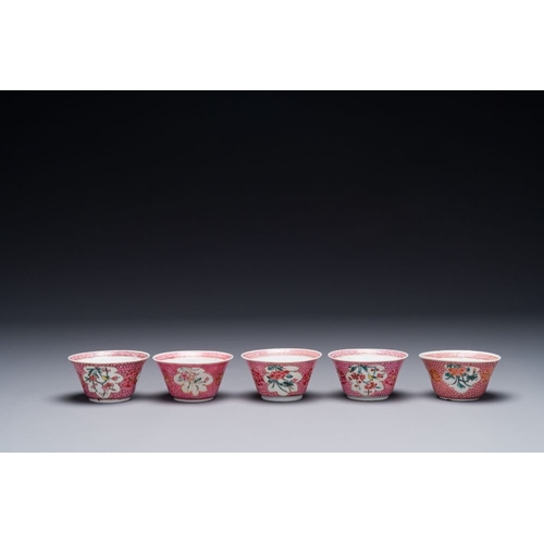 233 - Five Chinese famille rose cups and saucers with figures, YongzhengDia.: 10,4 cm (the saucers)Dia.: 6... 