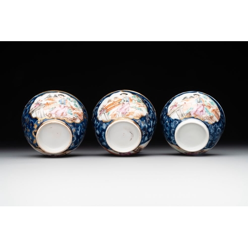 241 - A Chinese Canton famille rose 18-piece 'mandarin subject' tea service, QianlongL.: 20 cm - H.: 14,5 ... 