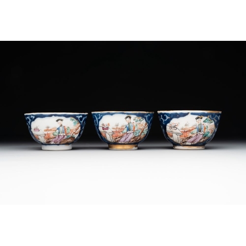 241 - A Chinese Canton famille rose 18-piece 'mandarin subject' tea service, QianlongL.: 20 cm - H.: 14,5 ... 