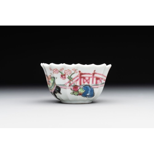 259 - A Chinese famille rose cup and saucer with a reclined lady, QianlongDia.: 6,7 cm - H.: 3,5 cm (the c... 