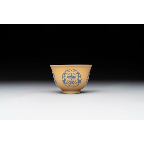 264 - A Chinese blue enamel on gilt âShouâ cup, 19th C.Dia.: 6,5 cm - H.: 4,5 cm
  The absence of a co... 