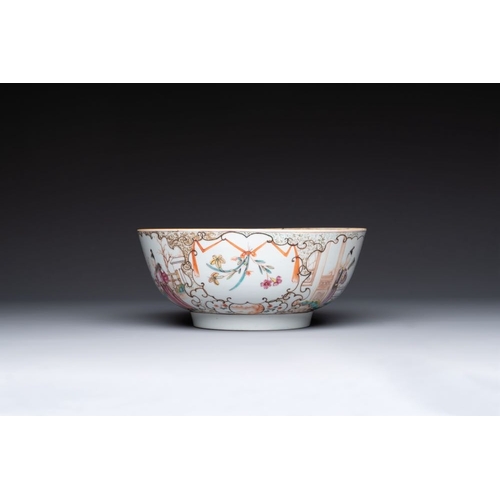 275 - A Chinese famille rose 'mandarin subject' bowl, QianlongDia.: 25,5 cm - H.: 11 cm The absence of a c... 