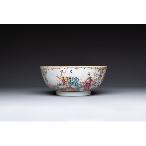 275 - A Chinese famille rose 'mandarin subject' bowl, QianlongDia.: 25,5 cm - H.: 11 cm The absence of a c... 