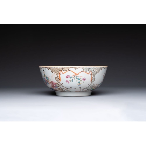 275 - A Chinese famille rose 'mandarin subject' bowl, QianlongDia.: 25,5 cm - H.: 11 cm The absence of a c... 