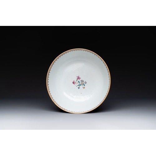 275 - A Chinese famille rose 'mandarin subject' bowl, QianlongDia.: 25,5 cm - H.: 11 cm The absence of a c... 