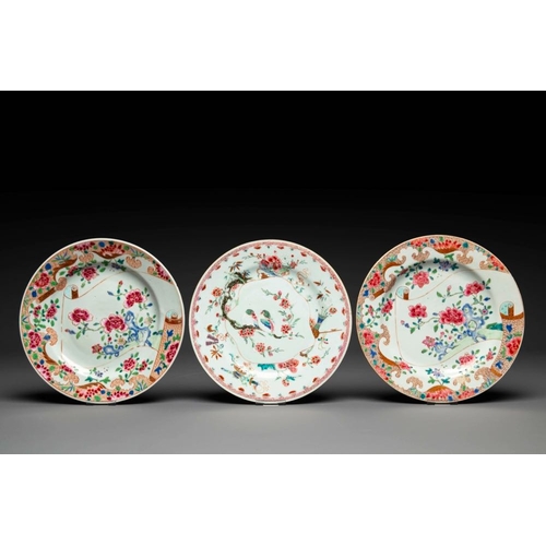 292 - A Chinese famille rose dish and three plates, QianlongDia.: 31,5 cm - H.: 5 cm (the dish)Dia.: 23,1 ... 