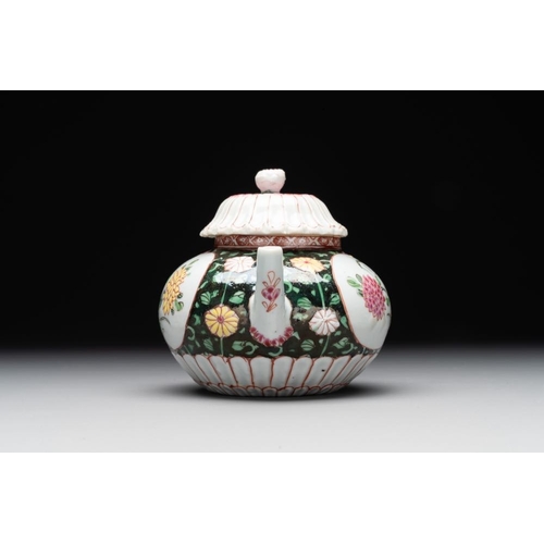 303 - A Chinese famille rose black-ground teapot with cover and stand and a sauceboat, QianlongDim.: 19,6 ... 