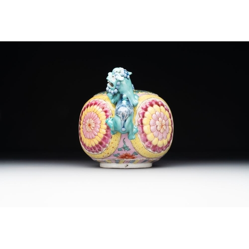 307 - A Chinese famille rose 'Buddhist lion' teapot and cover, YongzhengL.: 18 cm - H.: 9,4 cmThe absence ... 