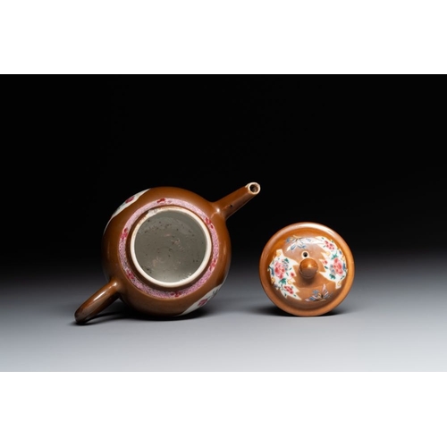 316 - Two Chinese famille rose teapots and a bowl, QianlongDia.: 14,7 cm - H.: 7 cm (the bowl)L.: 17 cm - ... 