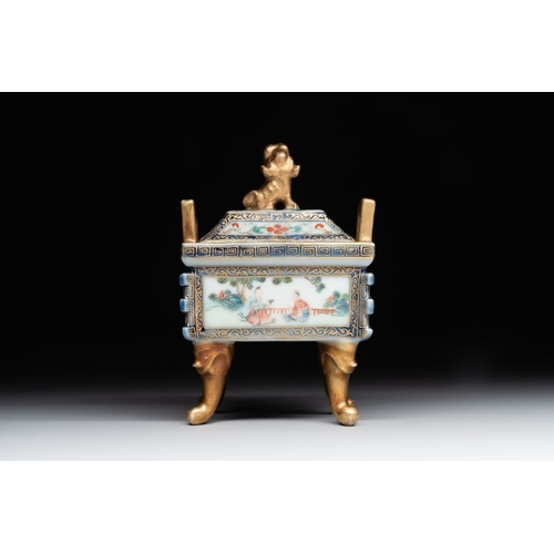 321 - A fine Chinese gilt-decorated blue, white and famille rose covered censer, QianlongDia.: 6,5 x 4,5 x... 