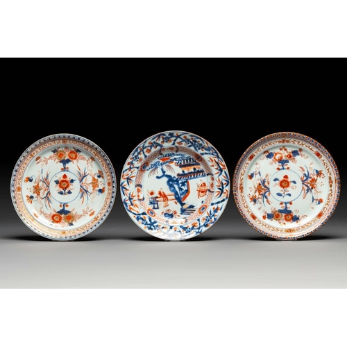 333 - A pair of Chinese Imari-style plates, a plate and a pair of saucers, Kangxi/YongzhengDia.: 22,5 cm (... 