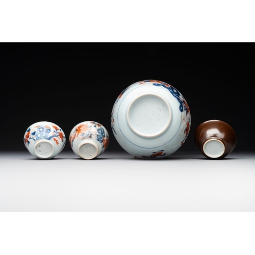 334 - A varied collection of fourteen Chinese Imari-style wares, Kangxi/QianlongDia.: 15 cm - H.: 6,8 cm (... 