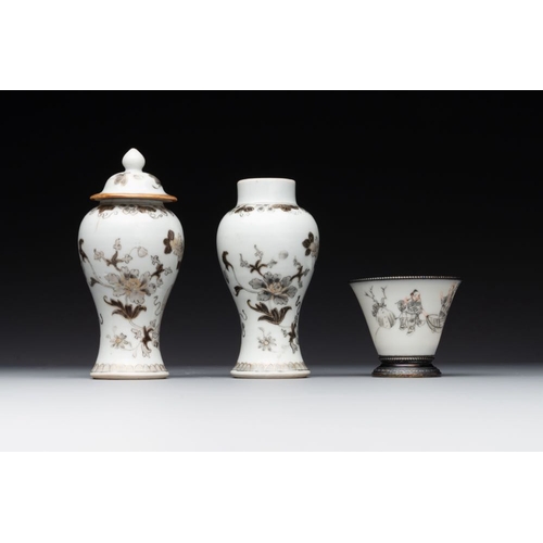 336 - A varied collection of Chinese blue and white, grisaille and famille verte porcelain, Kangxi and lat... 