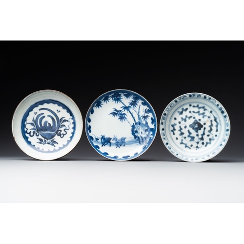 336 - A varied collection of Chinese blue and white, grisaille and famille verte porcelain, Kangxi and lat... 